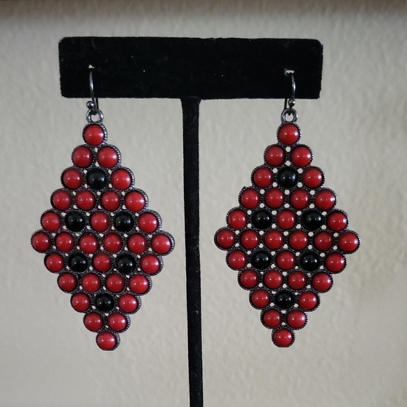 Black and red statement jewelry earrings - Picture 2 of 3